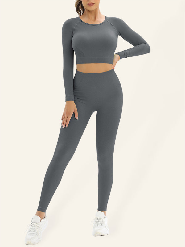 Figure-Hugging Seamless Women's Sports Set with a Stylish Back- Elastic Long Sleeve Design